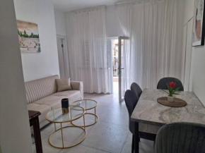 Modern 2 bedroom Apartment with Private Balcony